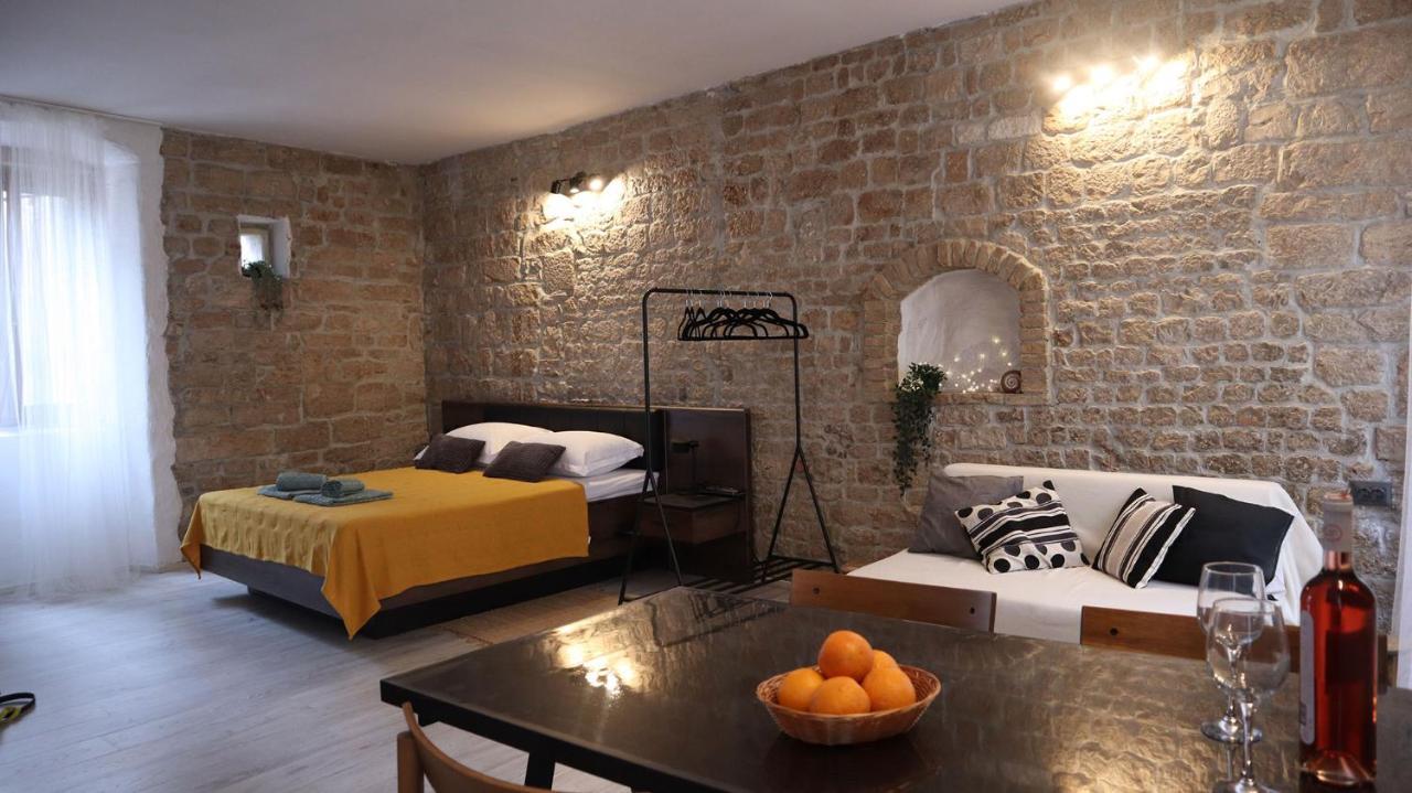 Orange Apartment *